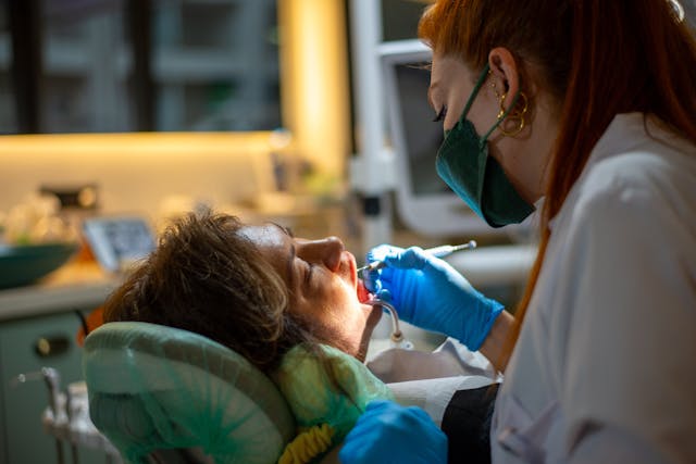 Co obejmuje pełna higienizacja zębów?