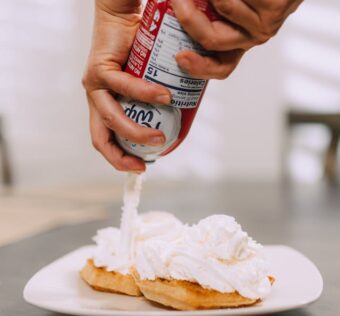 Na co zwrócić uwagę przy zakupie maszyny do bitej śmietany?