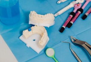 Proteza zębowa na niemieckie ubezpieczenie – co obejmuje refundacja?