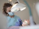 Czy implant zęba wygląda i zachowuje się jak naturalny ząb?