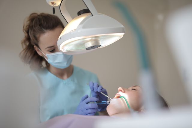 Czy implant zęba wygląda i zachowuje się jak naturalny ząb?