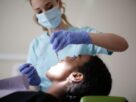 Czy implant można wszczepić jednocześnie z podniesieniem dna zatoki szczękowej?