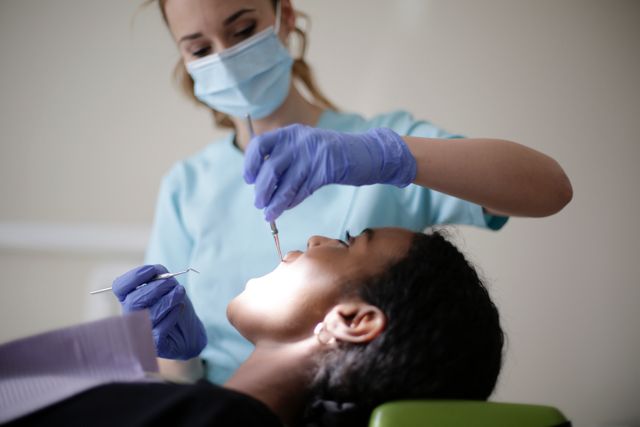 Czy implant można wszczepić jednocześnie z podniesieniem dna zatoki szczękowej?